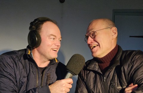 Foto opname podcast Wouter Kreike met microfoon en een inwoner van Heeze-Leende.JPG